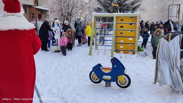 Дед мороз и снегурочка во дворе дома Конева 14 в Омске