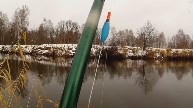 РЫБАЛКА ЗИМОЙ на ПОПЛАВОЧНУЮ удочку.Ловим рыбу на открытой воде.