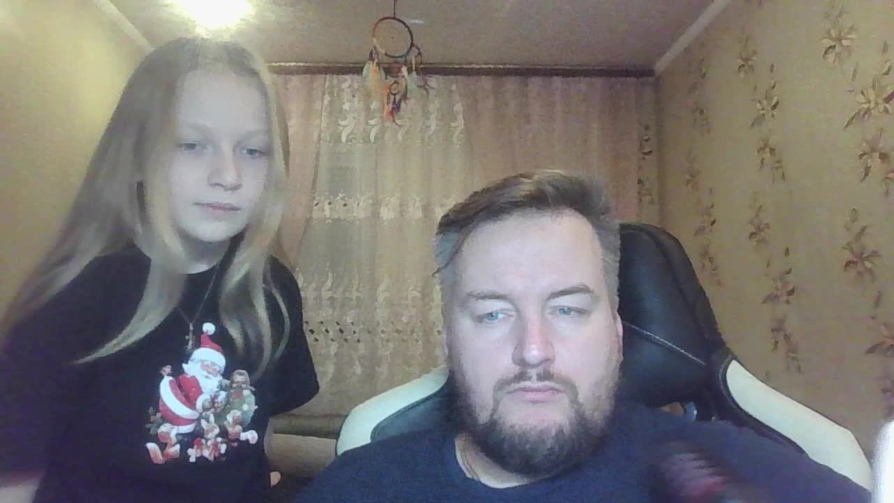 Дианисия играет в Майнкрафт