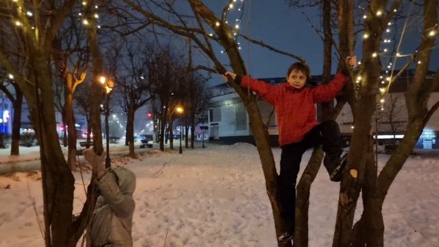 Дети в новогоднем городе