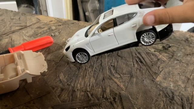 Показываем внутриности игрушечной машинки