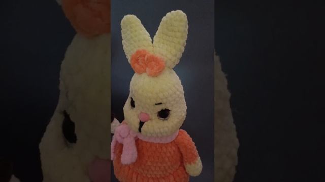 вязаный заяц крючком.