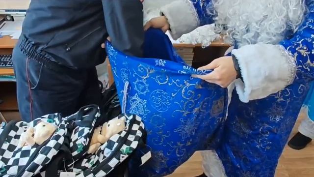 В Уссурийске Приморского края полицейские и представители Общественного совета навестили малышей