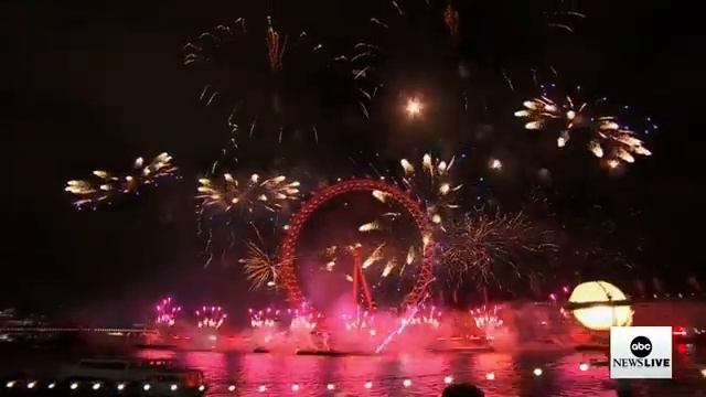 Big Ben strikes midnight as London rings in 2025.mp4