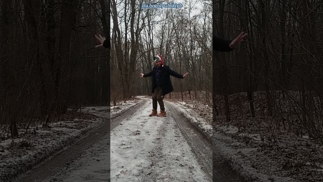 Арабский Санта танцует в зимнем лесу 🎅🕺😄🌳