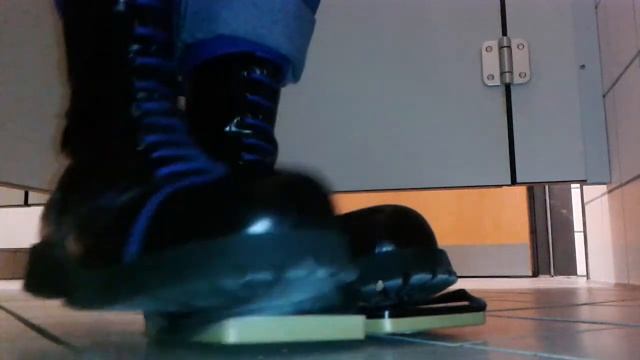 Springerstiefel vs alte Schminkdose