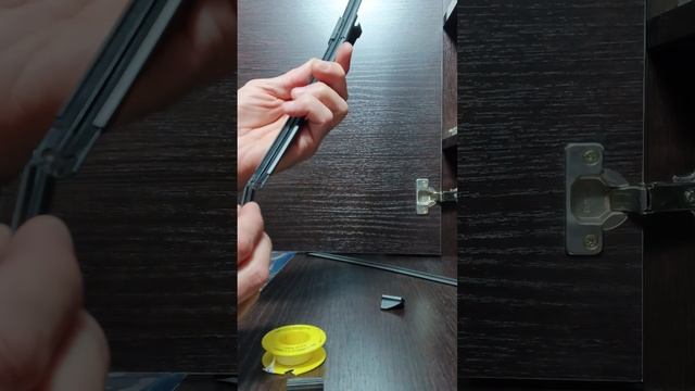 Замена резинок щëток стеклоочистителей.