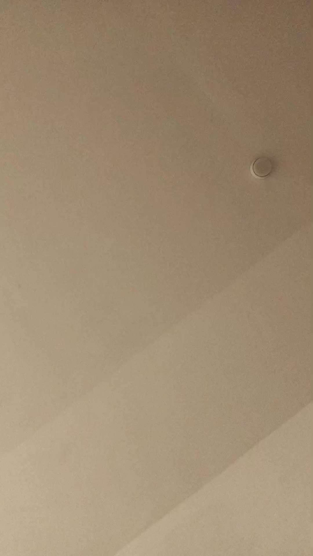 р