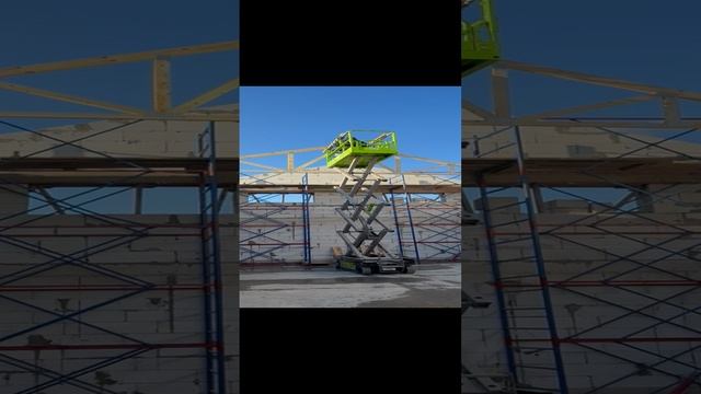 Подъём стропильных ферм на высоту 5,5 метра с помощью ножничного подъёмника