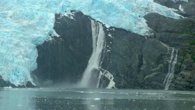 Водопад. Аляска.