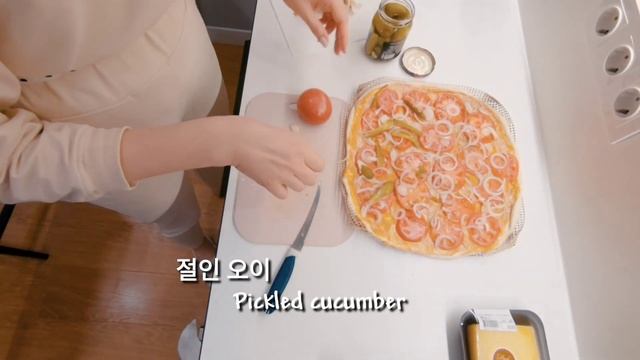 I cook pizza according to my recipe/나는 내 조리법에 따라 피자를 요리한다