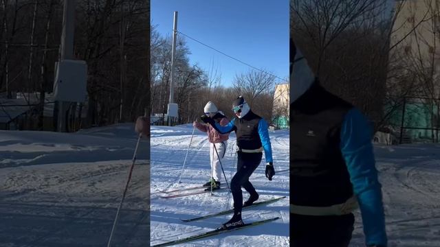 Первая попытка встать на лыжи 🎿