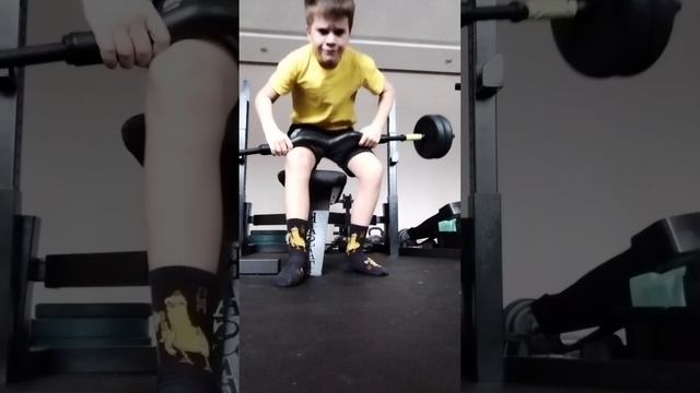 Поднимаю штангу у себя дома в тренажёрном зале