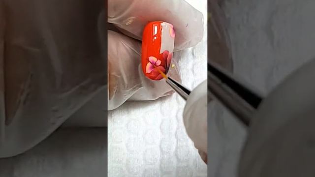 Красные цветы на двуцветном фоне