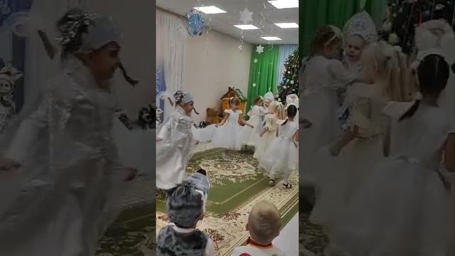 ТАНЕЦ СНЕЖИНОК
