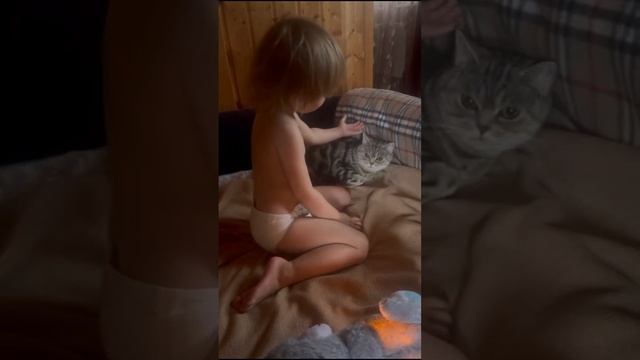 Племянница Лера укладывает спать Ивушку
