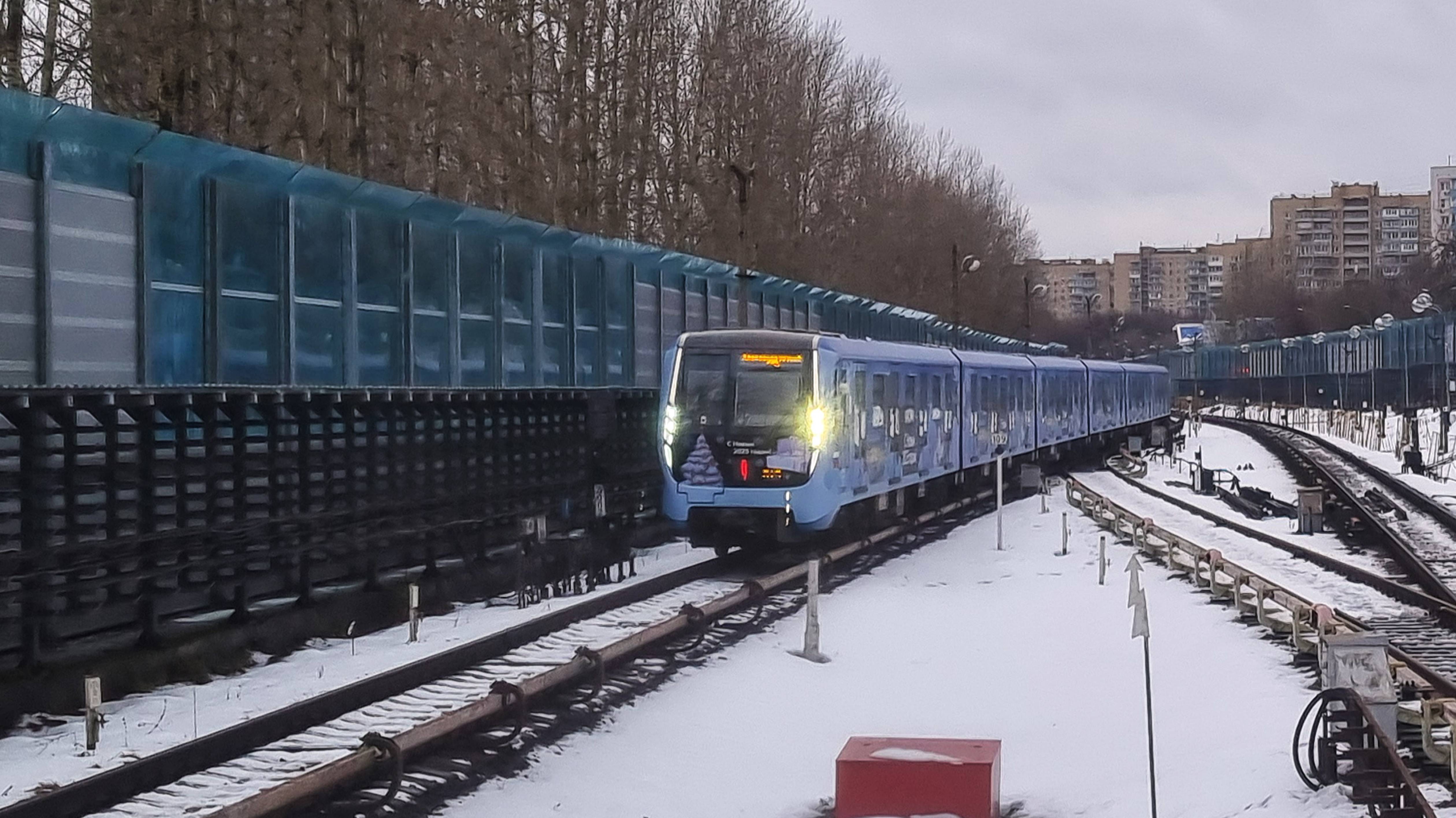 Новогодний поезд "Москва" на станции "Пионерская"