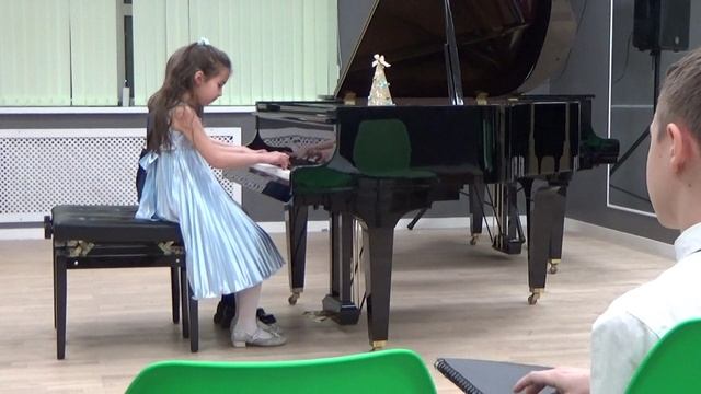 2024 12 26 1 Майя с Агнией играет в Музшколе 051