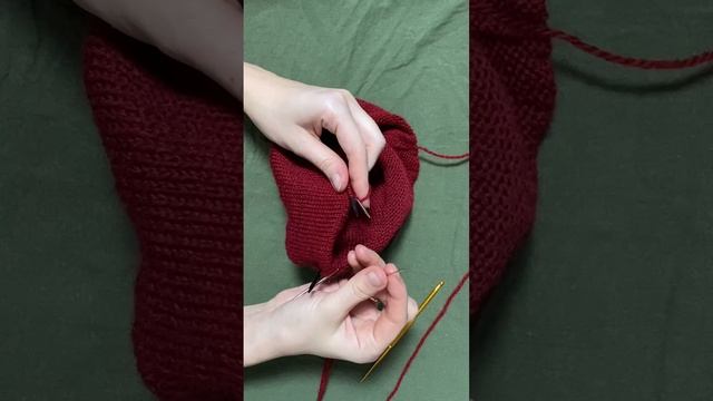 Соединяю две части повязки трикотажным швом AnnKnit