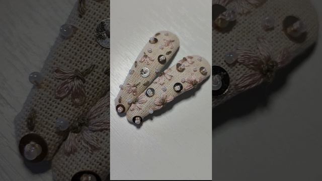 Очаровательные комплекты заколочек и резинок-пуговиц в наличии 🤍