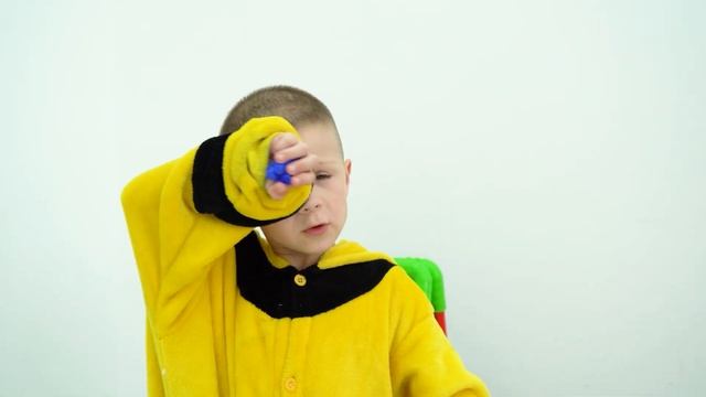 1 Ребенок играет в доктора и учится лечить больных