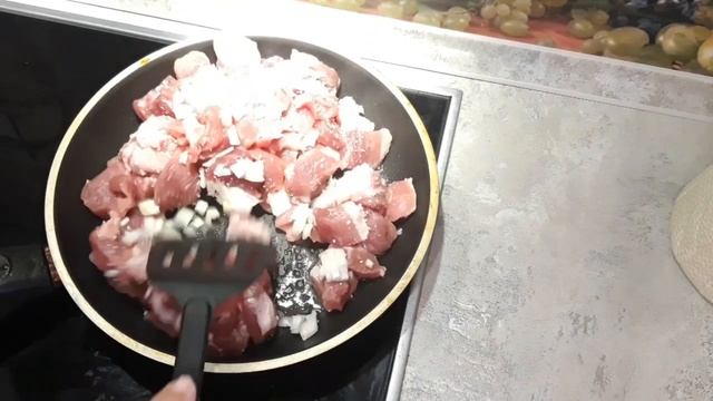 Гуляш из свинины с подливой. Просто и вкусно.