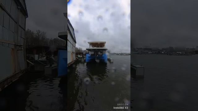 Под'ем тримарана 75 тонн из воды.
Плавучий док.