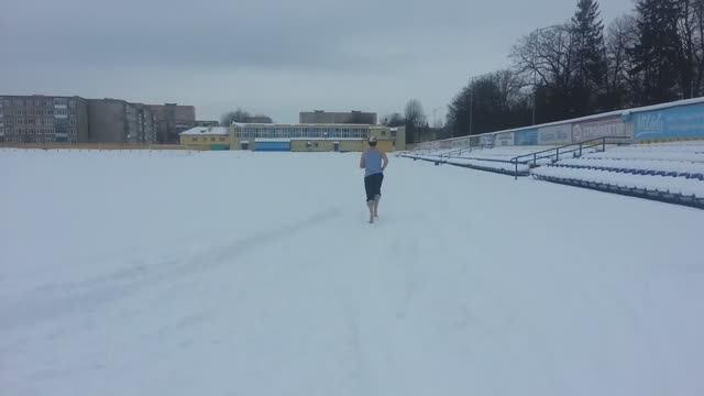 Бег БОСИКОМ   по снегу  .