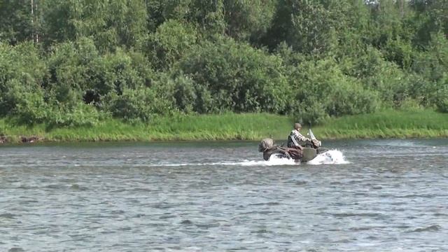 Мотоцикл Урал вброд по Средней Терси