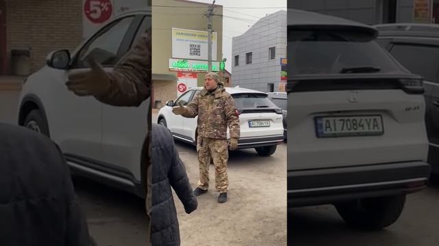 Очень примечательный диалог на улице одного из украинских городов.

ТЦКшник говорит, что «украинцы с