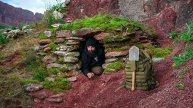 Строительство убежища из камня в горах, ловлю раков в реке.