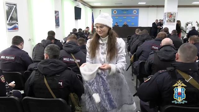 Школьники Ростова-на-Дону поблагодарили полицеиских за службу -