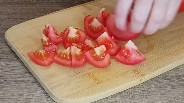 Беру хрустящие огурцы и сочные помидоры, и готовлю свежий, вкусный и полезный салат.