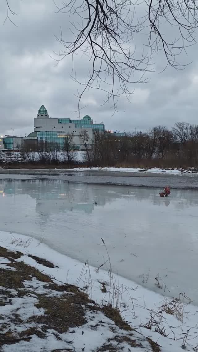 Идут спортсмены-
Привет Мальчишу!
в ответ
Сижу, рыбачу
Яйца чешу!