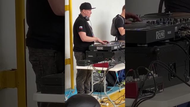 ))) scratch dj