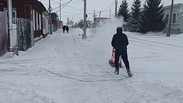 Залипательное видео уборки снега в Троицке.