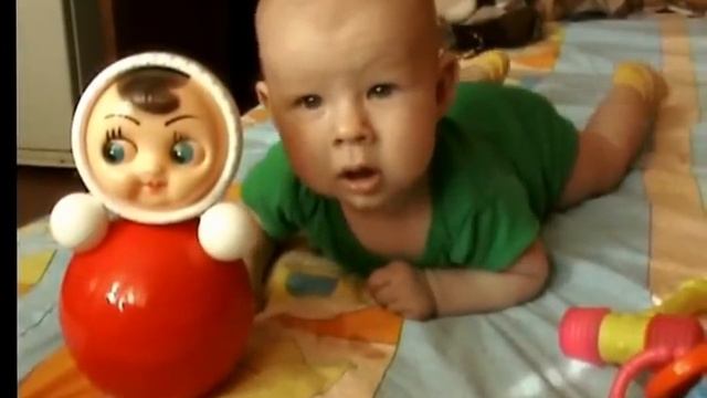 Стёпа учится ползать