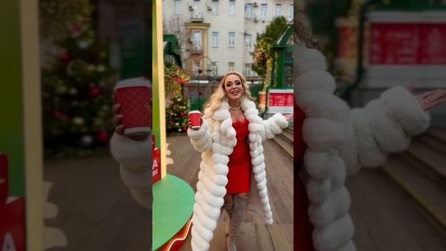 Анна Калашникова поздравляет всех с Новым годом! ❤️ прогуливаясь по красавице новогодней Москве ✨