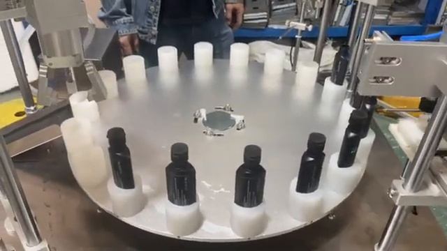 Автоматическая машина для розлива и укупорки пластиковых бутылок с роботизированной рукой