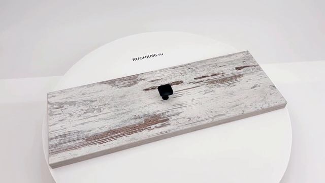 Чёрная ручка-кнопка мебельная квадратной формы.
