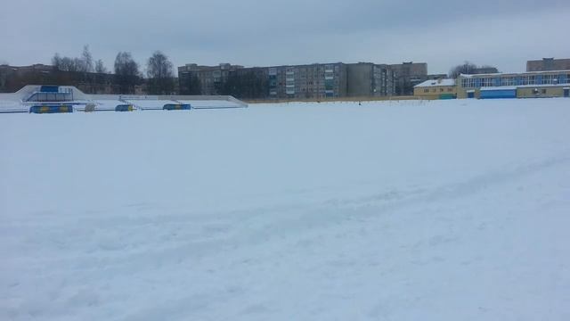 Бег зимой по снегу босиком .