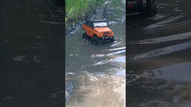 УАЗ не остановит даже глубокая лужа💦