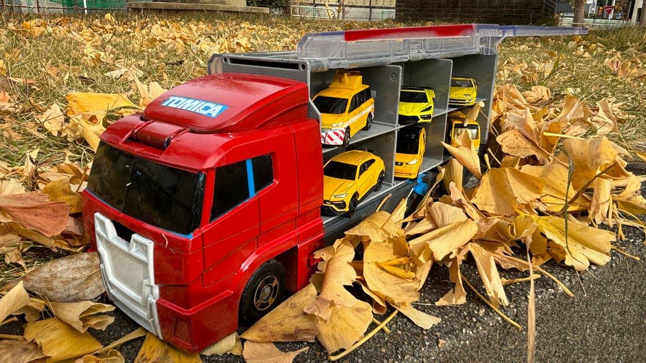 ⭐ВИДЕО ДЛЯ ДЕТЕЙ⭐ 🚒 Tomica ☆ Красная уборочная колонна и красные и желтые автомобили