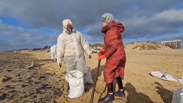 👵🏻 Бабушка 82 года 1 января убирала мазут лопатой в Анапе.