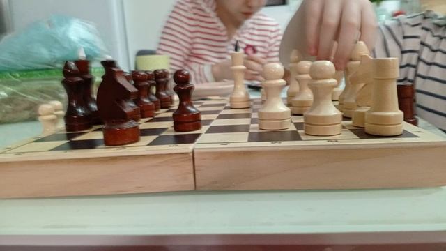 Руслан и Рома играют в шахматы