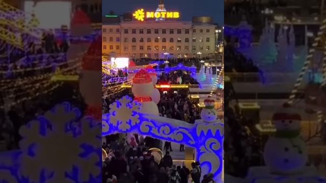 😶Настоящий ажиотаж сегодня на Плотинке 

Сотни екатеринбуржцев собрались в ледовом городке