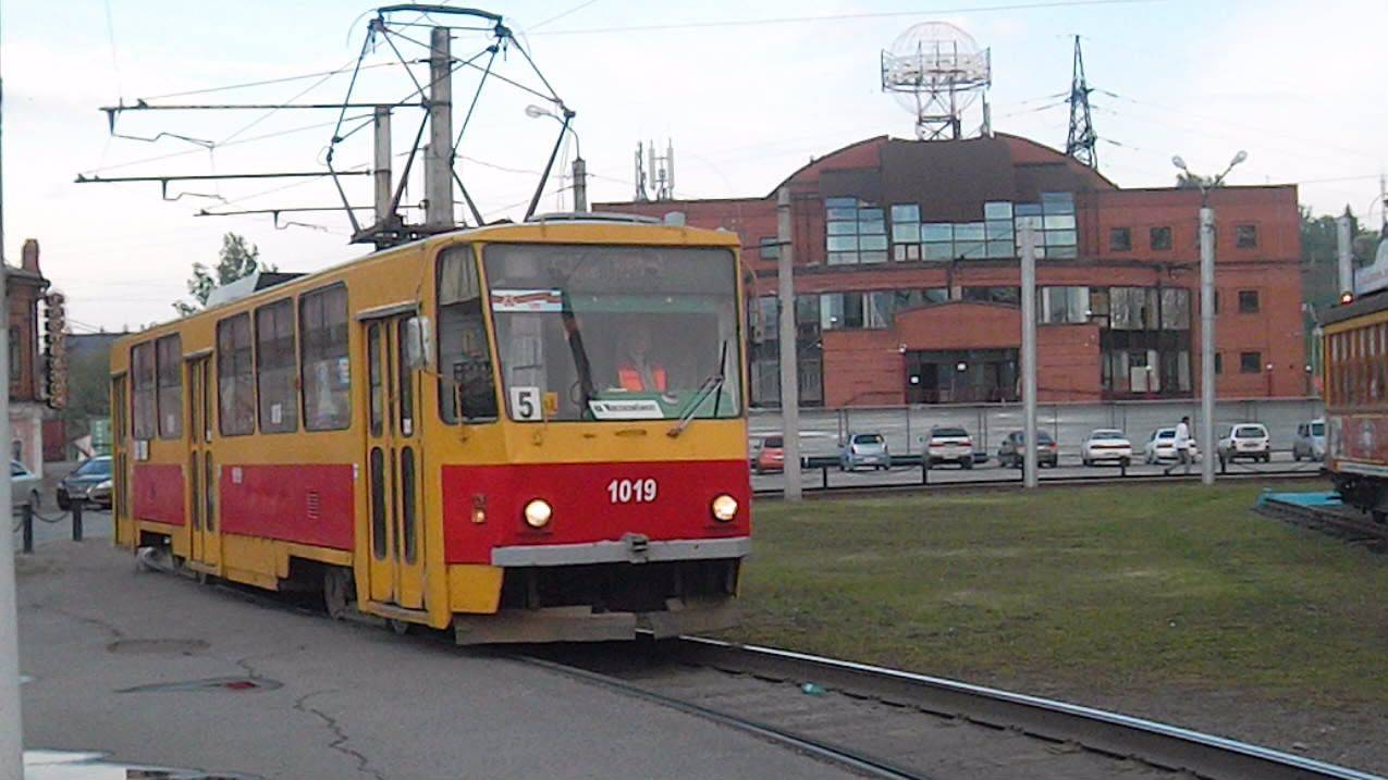 Трамвай Tatra T6B5SU-1019. Проезд кольца.