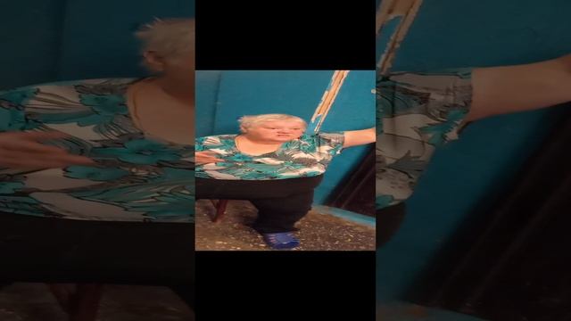 упала , а она меня поднимала