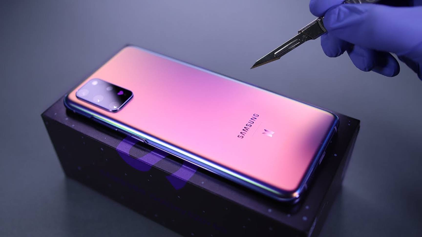 Samsung Galaxy S20 Plus от BTS Edition - Распаковка