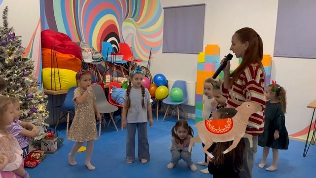 Катя и Яна устроили соревнования на новогоднем корпоративе 🎉 Видео для детей 🤩